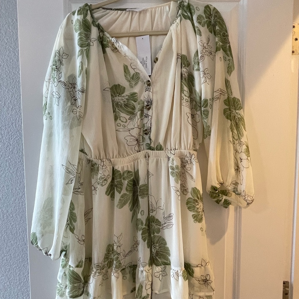 Casual dress. New with tags. Excellent condition. Purchased on Vici